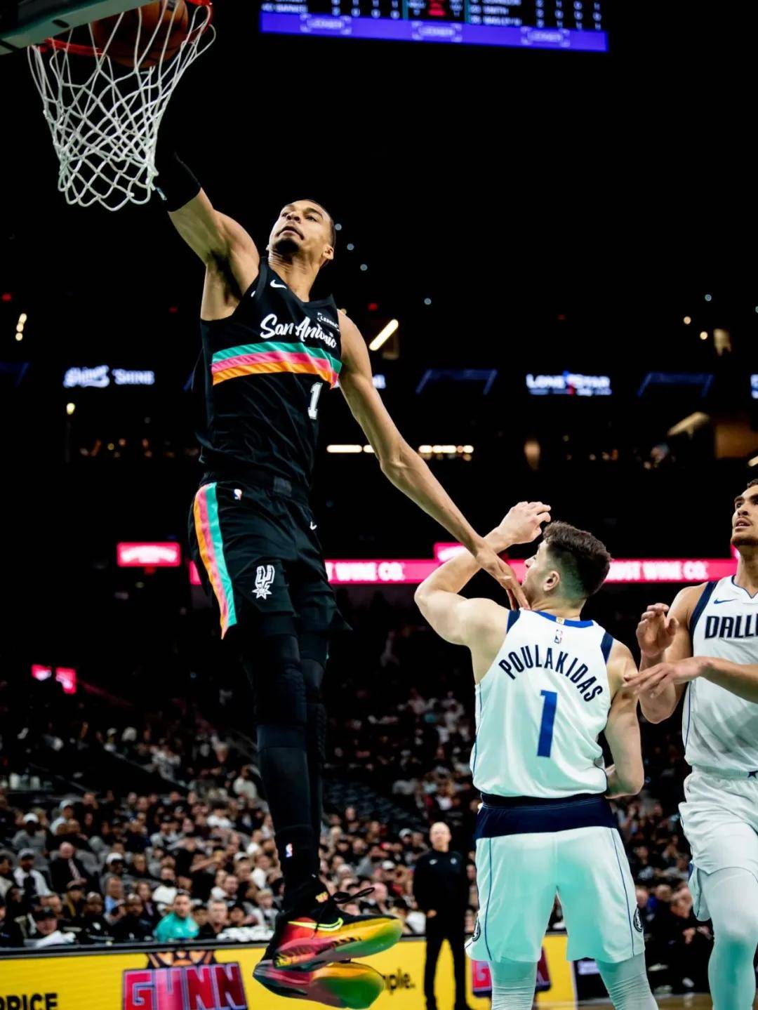 40+13+5！文学课达到65场！ NBA最年轻的DPOY